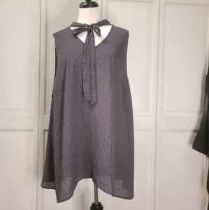 Grey and black sleeveless blouse. Flowy classic beauty top from Torrid size 3.